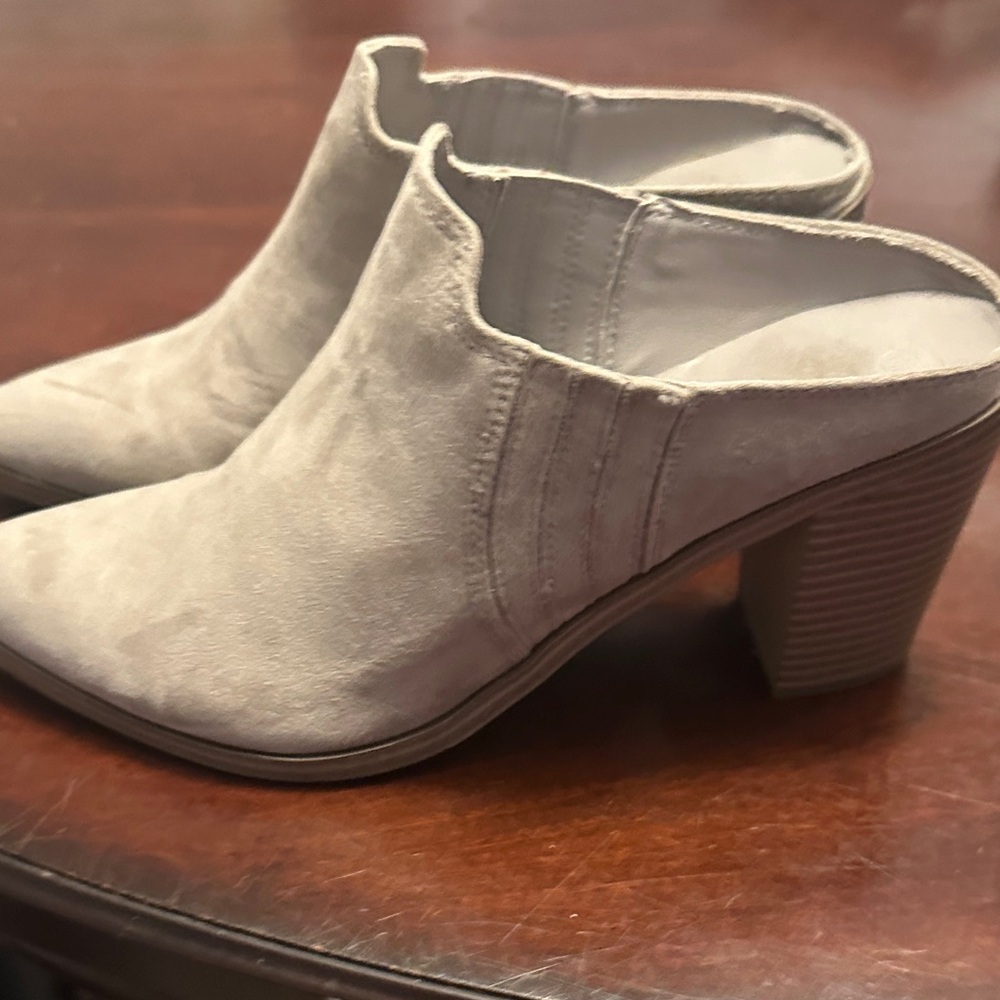 Elegant Suede Block Heel Mules - Tan
